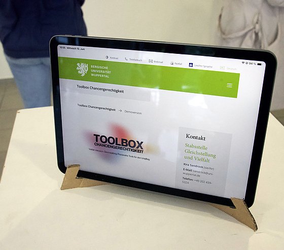 Ein Tablet auf einem Stehtisch. Darauf ist der Prototyp der Toolbox Chancengerechtigkeit geöffnet.