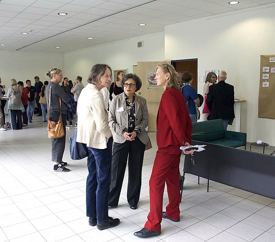 Das Wold-Café im Rahmen des Kick-offs der Toolbox Chancengerechtigkeit. Im Vordergrund sind Rektorin Wolff und Prorektorin Casale der Bergischen Universität zu sehen. Im Hintergrund weitere Personen, ein Buffet und Workshopmaterialien.